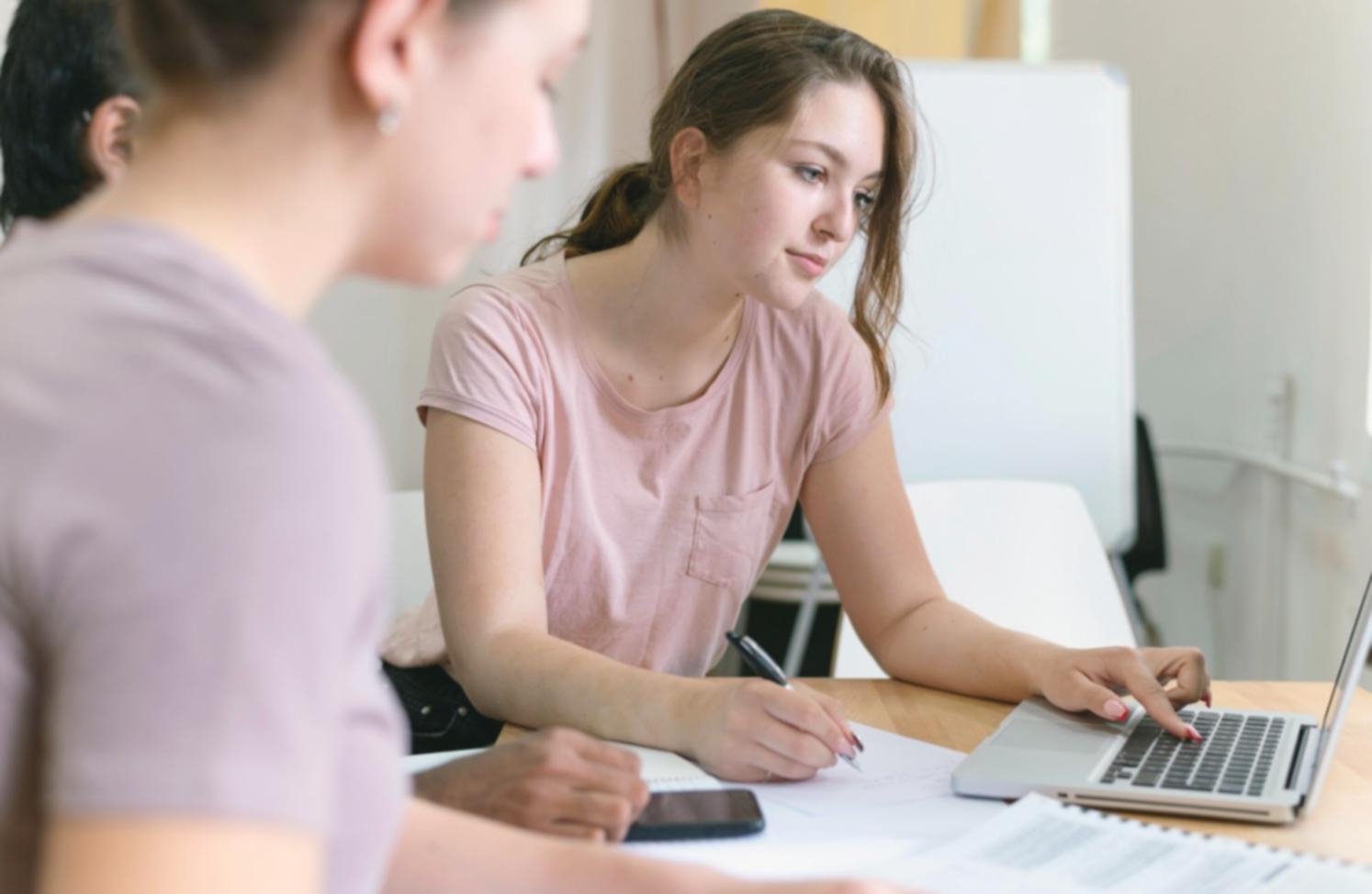 Espace de travail moderne avec outils financiers et automatisation